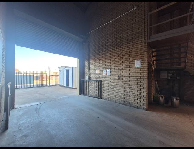 620M² WAREHOUSE FOR SALE IN KNIGHTS